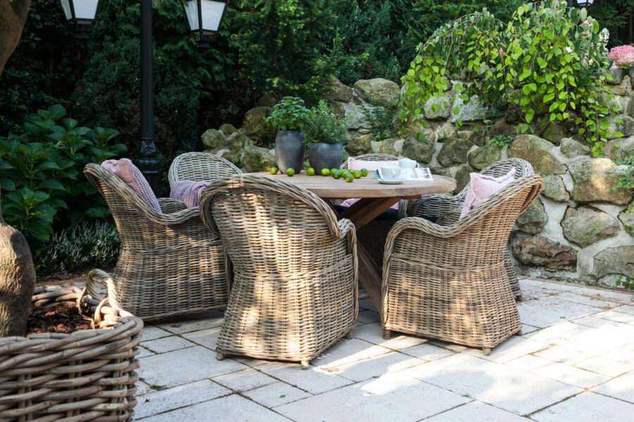 bordeaux-okragly-teakowy-stol-ogrodowy-stol-z-drewna-teakowego-fotele-ogrodowevimine-twojasiesta-meble-ogrodowe-luksusowe-900×600-1.jpg