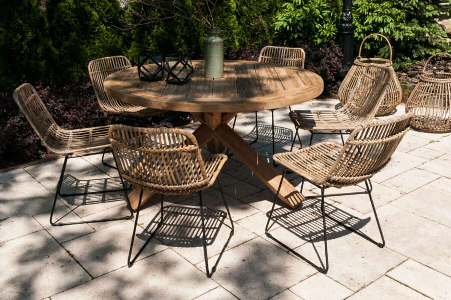 bordeaux-okragly-teakowy-stol-ogrodowy-stol-z-drewna-teakowego-krzesla-ogrodowevimine-twojasiesta-luksusowe-meble-odgrodowe-900×600-1.jpg