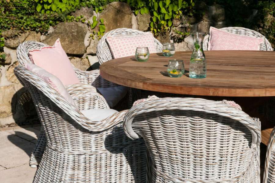 bordeaux-versailles-komplet-mebli-ogrodowych-6-8-osob-stol-okragly-teakowy-fotele-ogrodowe-plecione-rattanowe-vimine-luksusowe-meble-ogrodowe-900×600-1.jpg