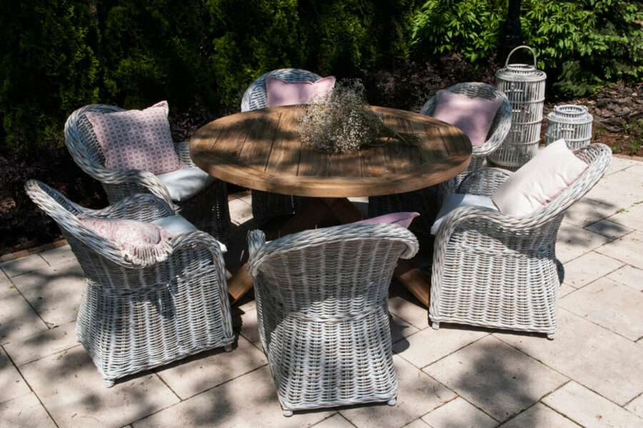 bordeaux-versailles-komplet-mebli-ogrodowych-6-osobowy-stol-teakowy-135cm-6-foteli-rattanowych-bialych-vimine-twoja-siesta-luksusowe-meble-ogrodowe-900×600-1.jpg