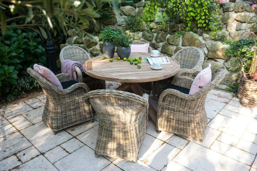 bordeaux-versailles-komplet-mebli-ogrodowych-6-osobowy-stol-teakowy-135cm-6-foteli-rattanowych-naturalny-vimine-twoja-siesta-luksusowe-meble-ogrodowe-900×600-1.jpg