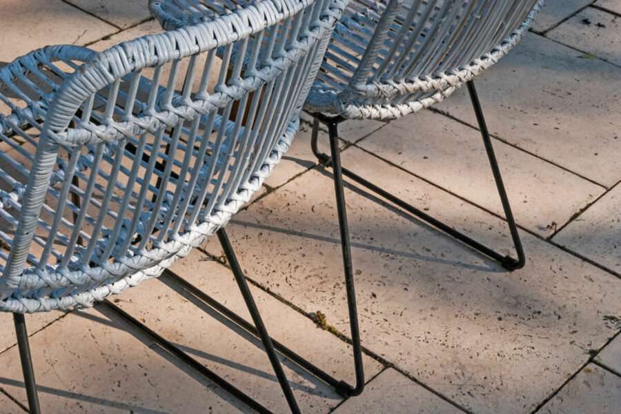 dinan-krzeslo-ogrodowe-rattanowe-biale-na-plozach-krzesla-rattanowe-biale-vimine-luksusowe-meble-rattanowe-900×600-1.jpg