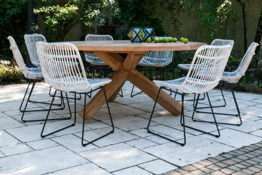 dinan-krzeslo-ogrodowe-rattanowe-biale-na-plozach-stol-ogrodowy-teakowy-vimine-luksusowe-meble-rattanowe-900×600-1.jpg