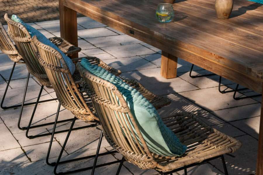 dinan-krzeslo-ogrodowe-rattanowe-naturalny-na-plozach-stol-ogrodowy-teakow-nimes-vimine-luksusowe-meble-ogrodowe-900×600-1.jpg