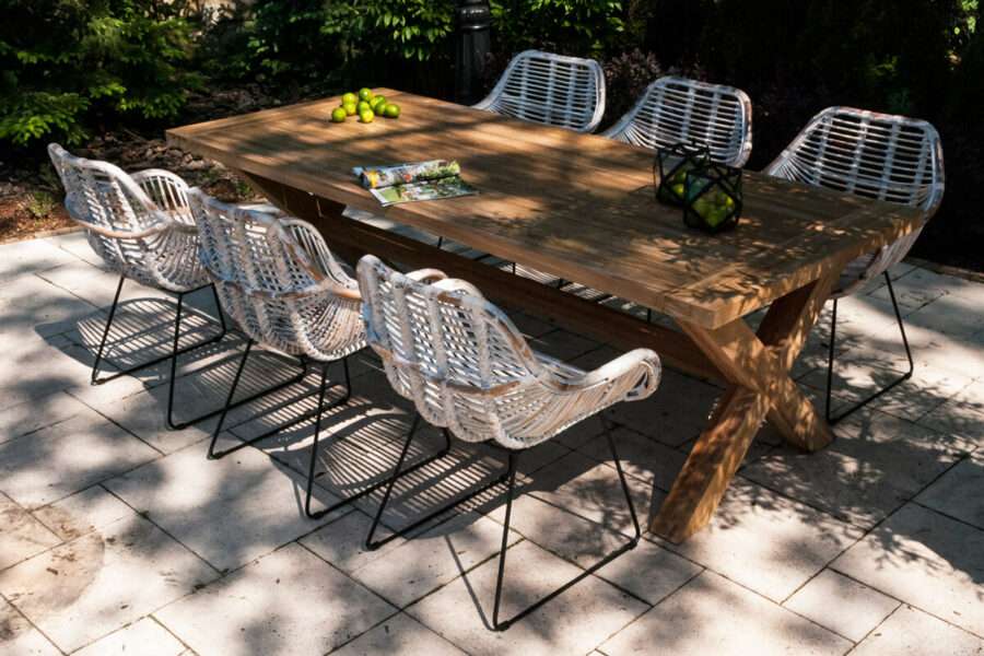 lyon-laval-zestaw-ogrodowy-stol-krzesla-6-osob-teakowy-stol-lyon-6-bialych-krzesel-rattanowych-laval-vimine-luksusowe-meble-rattanowe-900×600-1.jpg