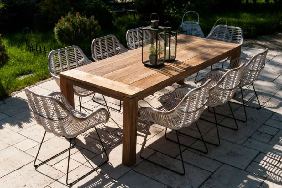 nimes-prostokatny-teakowy-stol-ogrodowy-240cm-8-osobowy-stol-drewniany-krzesla-ogrodowe-vimine-luksusowe-meble-ogrodowe-900×600-1.jpg