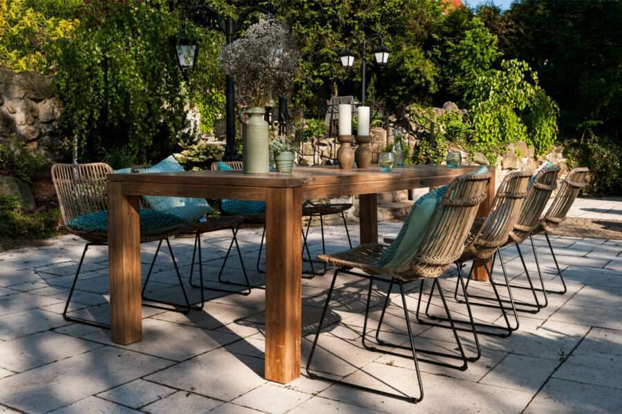 nimes-prostokatny-teakowy-stol-ogrodowy-8-osob-stol-drewniany-krzesla-ogrodowe-vimine-luksusowe-meble-ogrodowe-900×600-1.jpg