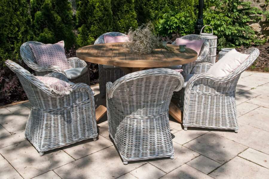 versailles-fotel-rattanowy-do-ogrodu-krzeslo-rattanowe-kolor-bialy-stol-teakowy-okragly-bordeaux-vimine-luksusowe-meble-rattanowe-900×600-1.jpg